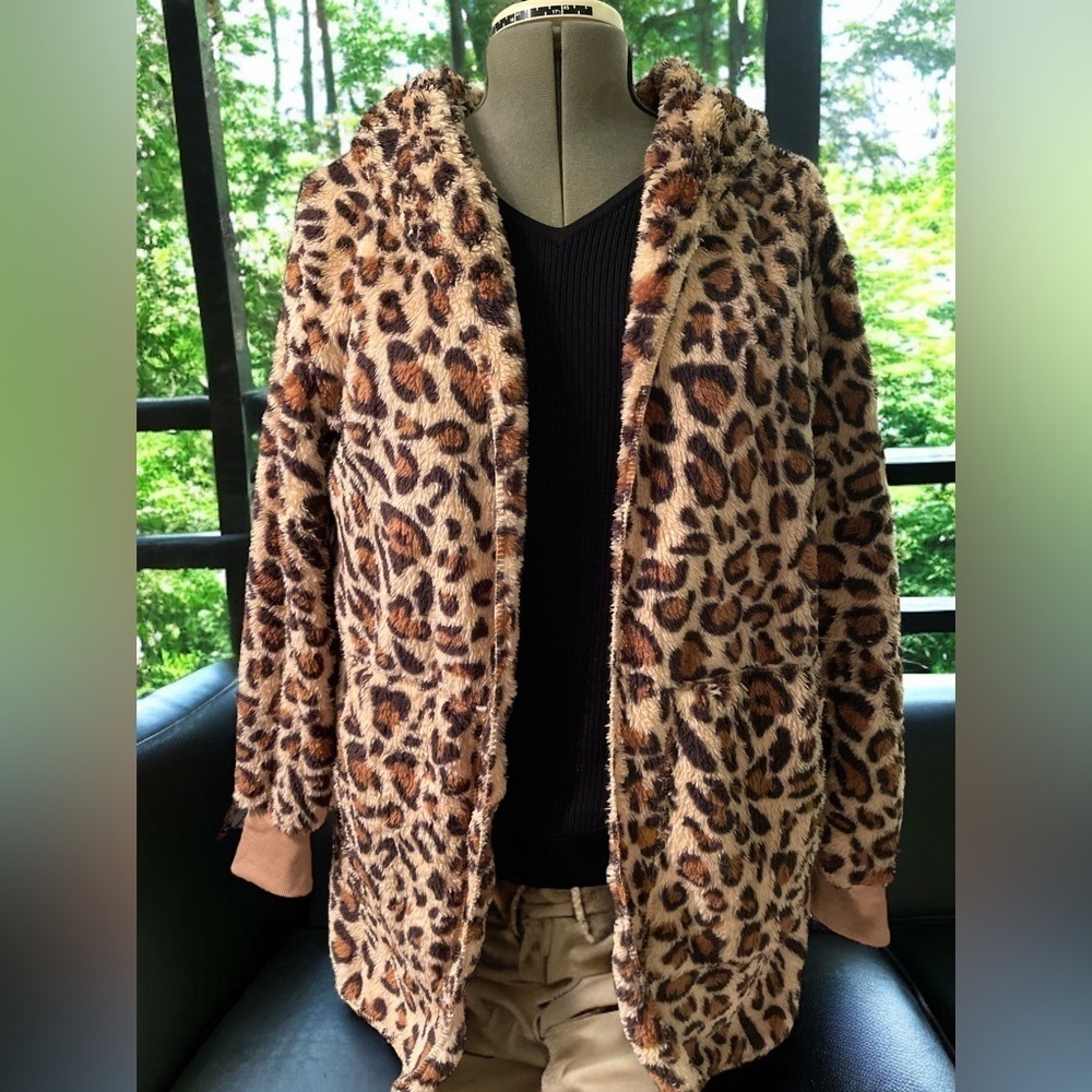 NWT~M~leopard/ animal print fuzzy cardigan